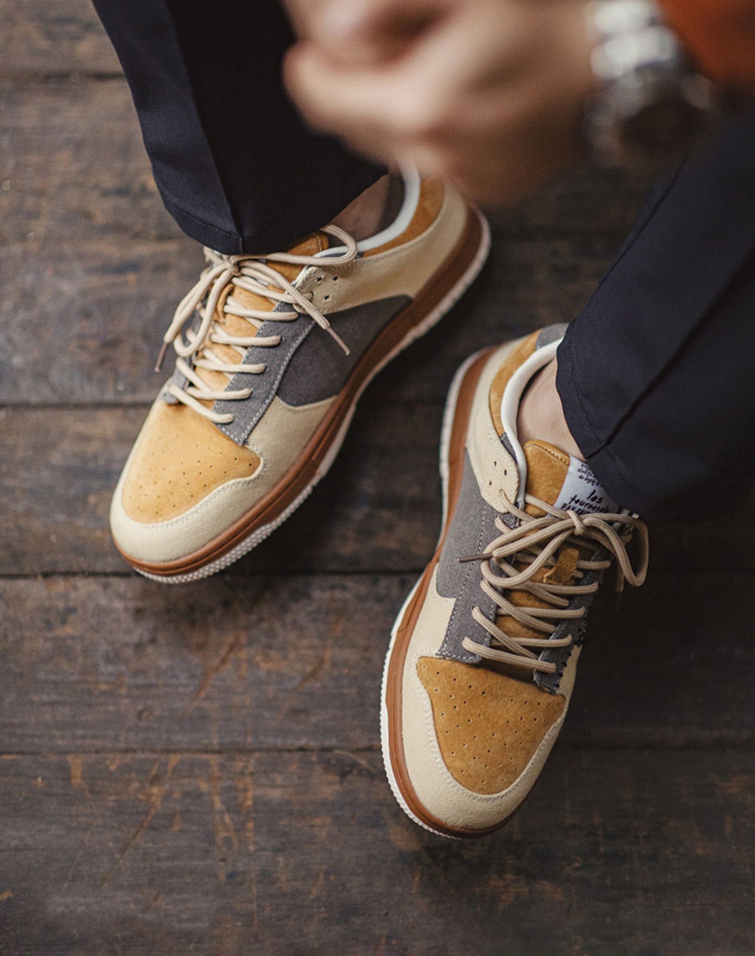 Zapatos casuales versátiles para hombre con suela gruesa y diseño retro con botones