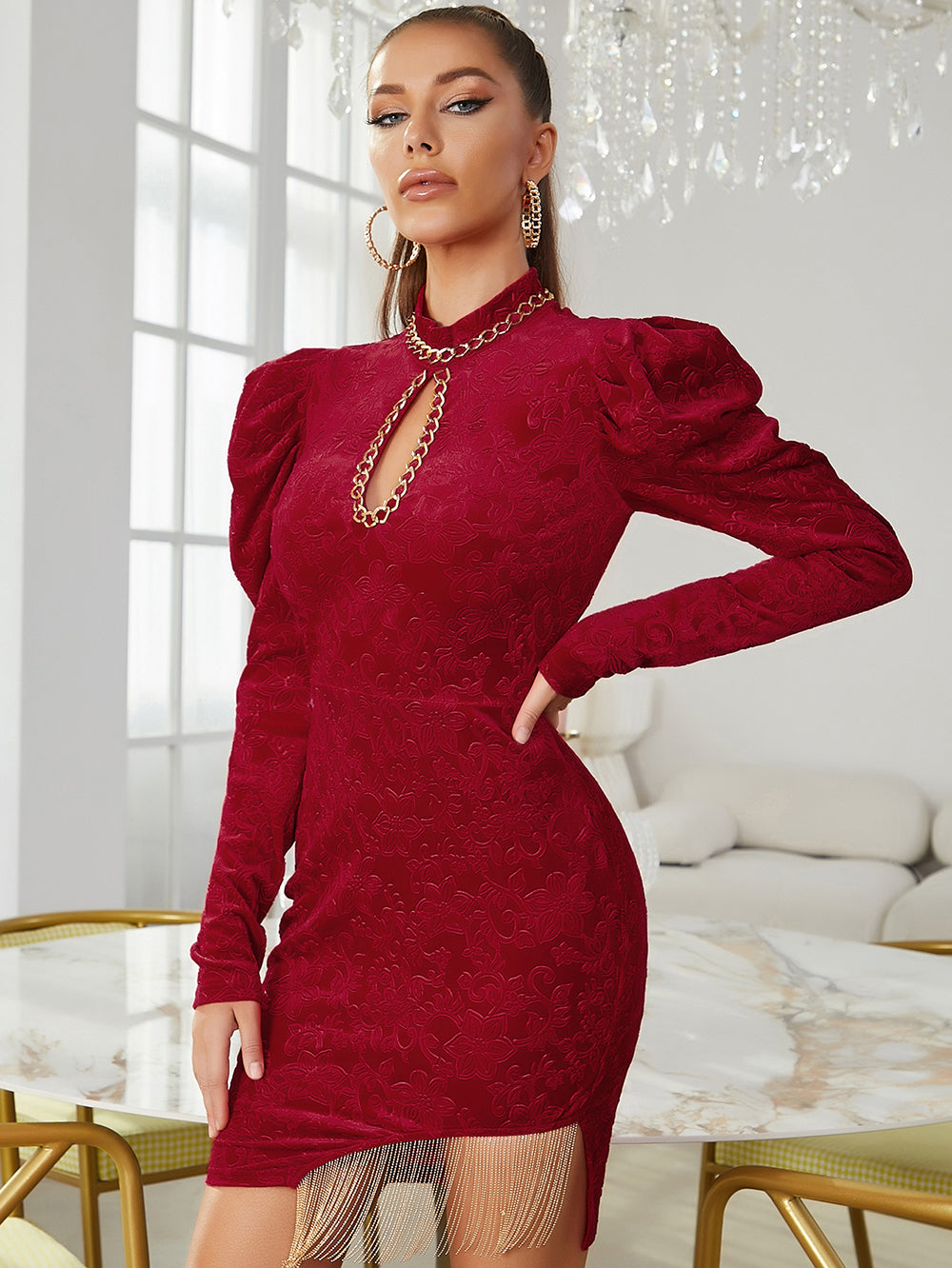 Vestido mini ajustado con cadena, manga larga y cuello alto en rojo