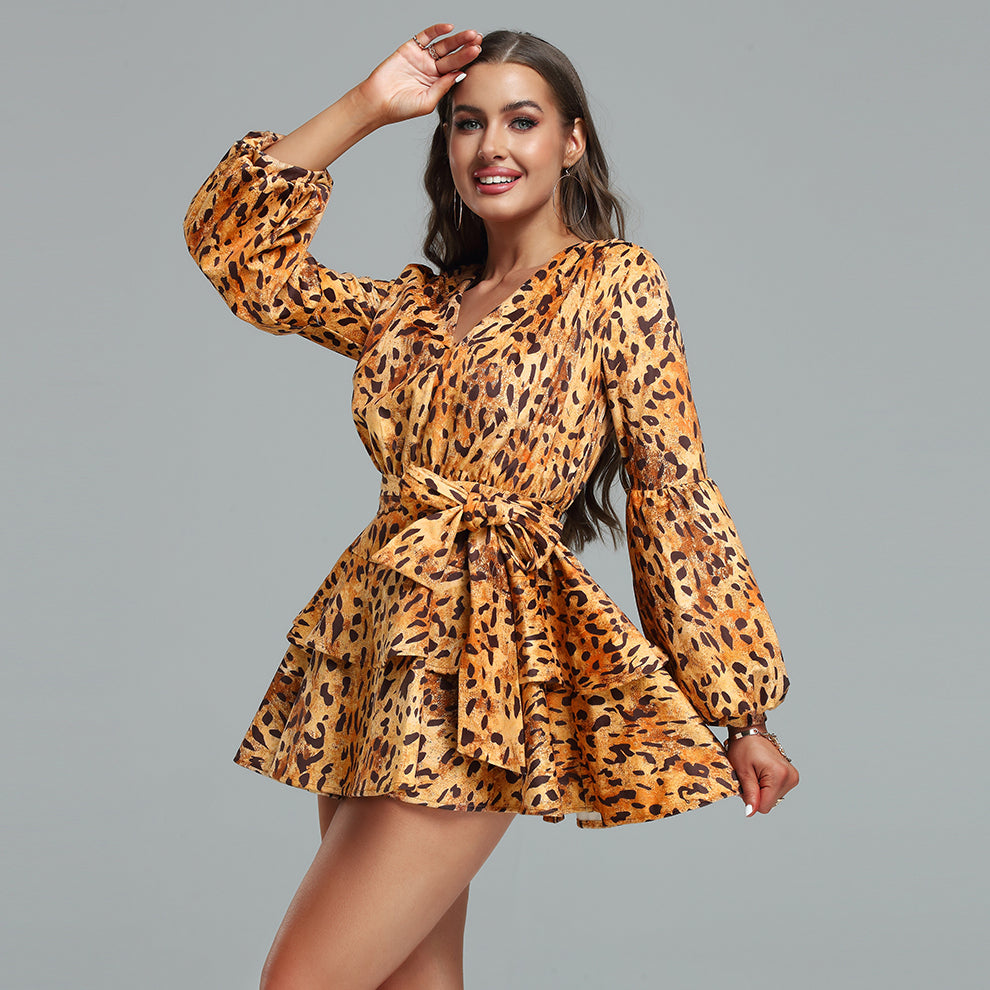 Vestido mini con volantes y estampado de leopardo y escote en V