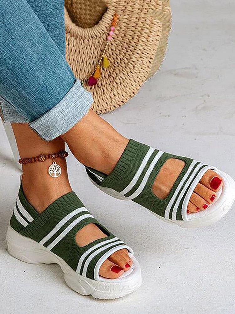 Sandalias con recortes de rayas