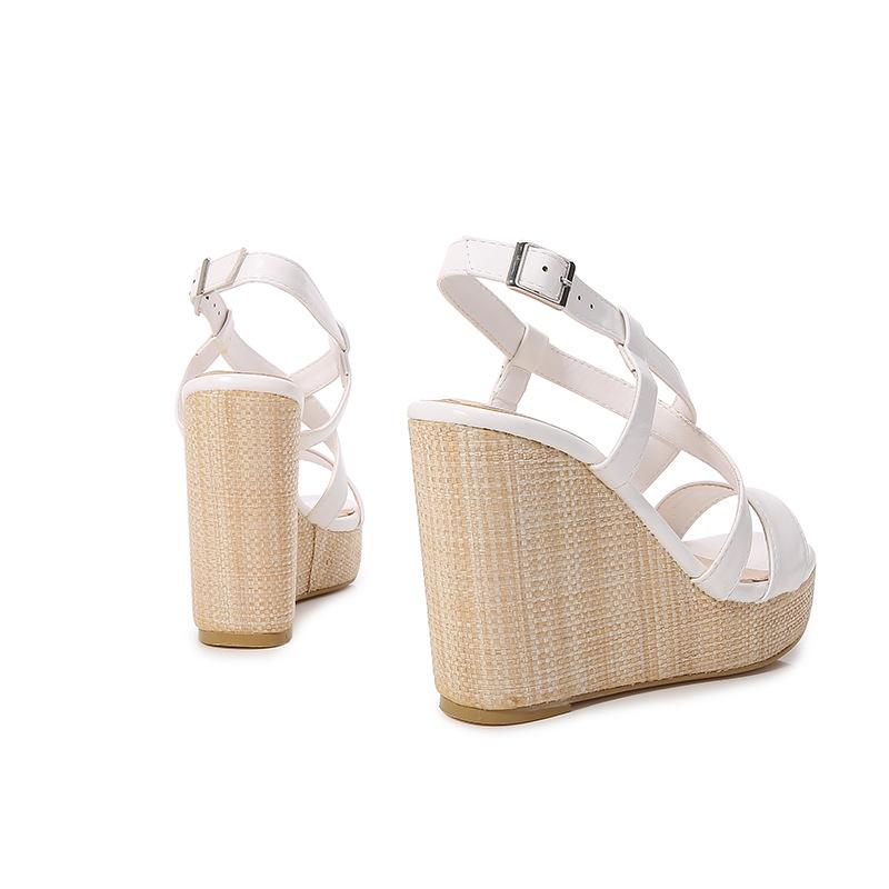 Crossover strap Buckled Sandals