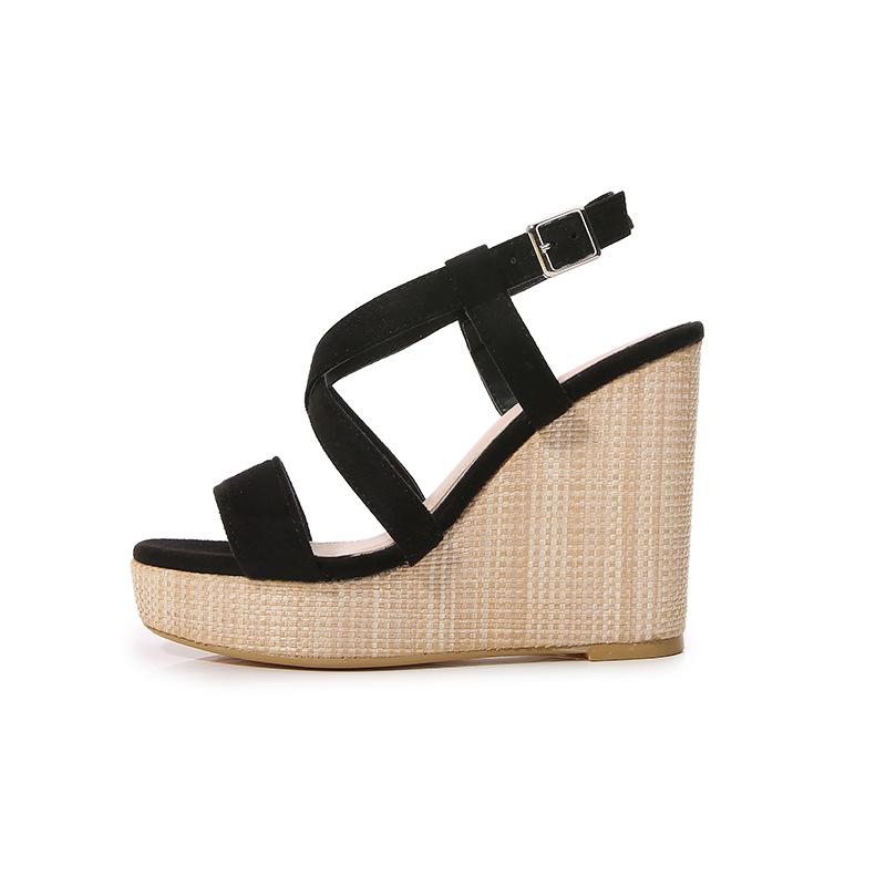 Crossover strap Buckled Sandals