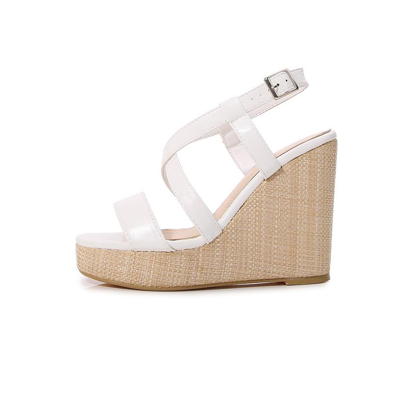 Crossover strap Buckled Sandals