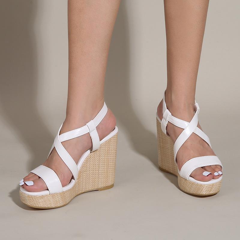 Crossover strap Buckled Sandals