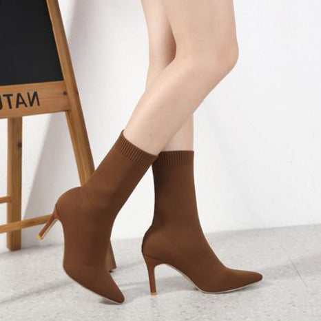 Botas de moda con punta puntiaguda y tacón de aguja