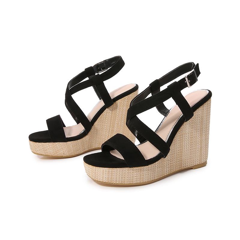 Crossover strap Buckled Sandals